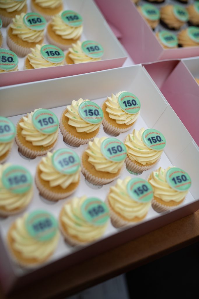 Nærbilde av cup cakes dekorert med "150-år" i anledning Ogf jubileumsår 2022.