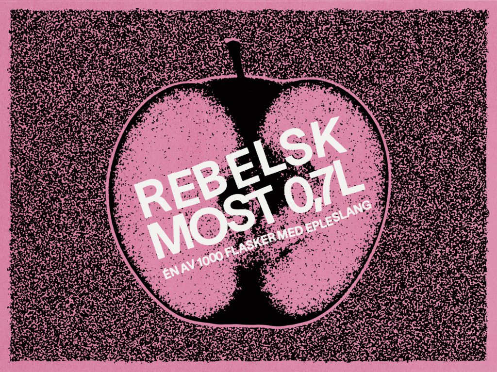 Eplemost etikett design i rosa med et rebelsk uttrykk. I store bokstaver står det "REBELSK MOST".