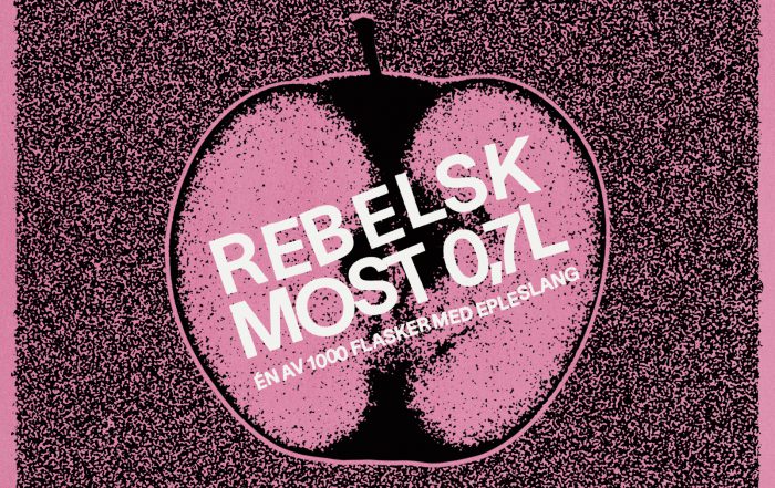 Eplemost etikett design i rosa med et rebelsk uttrykk. I store bokstaver står det "REBELSK MOST".