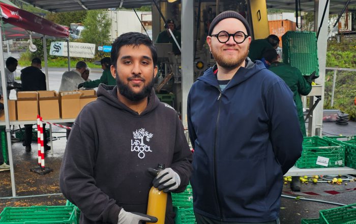 Kristoffer Jamessen (til høyre) er årets designer for Oslo grafiske fagforening sin eplemost i samarbeid med Líf laga. Her med en av Líf laga ungdommene. Foto: Emil Aftret