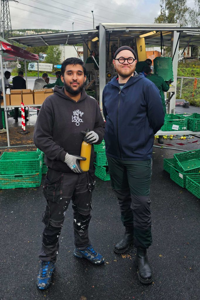 Kristoffer Jamessen (til høyre) er årets designer for Oslo grafiske fagforening sin eplemost i samarbeid med Líf laga. Her med en av Líf laga ungdommene. Foto: Emil Aftret