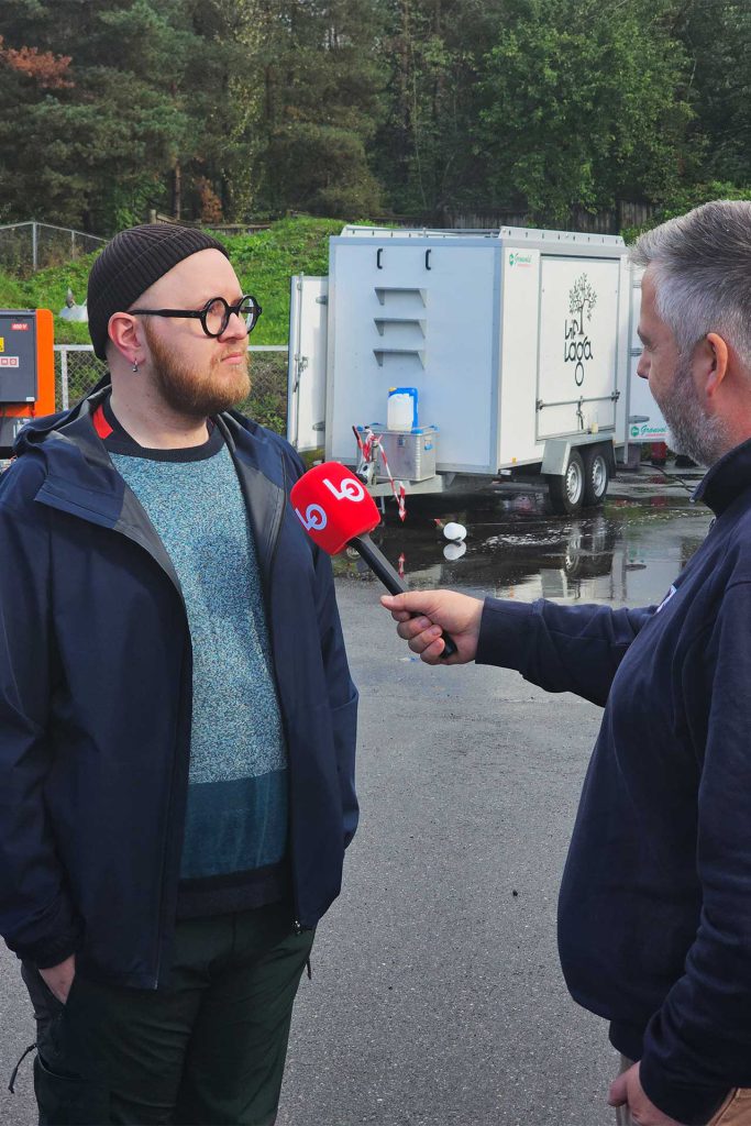 Kristoffer Jamessen, årets eplemostdesigner og medlem i Oslo grafiske fagforening, blir intervjuet av Torbjørn Ness, regionleder i LO Oslo og Akershus. Foto: Emil Aftret