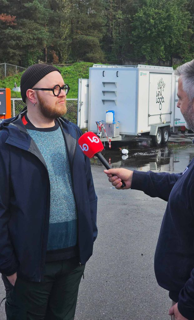 Kristoffer Jamessen, årets eplemostdesigner og medlem i Oslo grafiske fagforening, blir intervjuet av Torbjørn Ness, regionleder i LO Oslo og Akershus. Foto: Emil Aftret